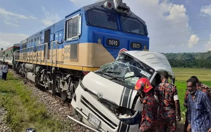 মিরসরাইয়ে ট্রেনের ধাক্কায় নিহতদের ৯ জনের পরিচয় মিলেছে